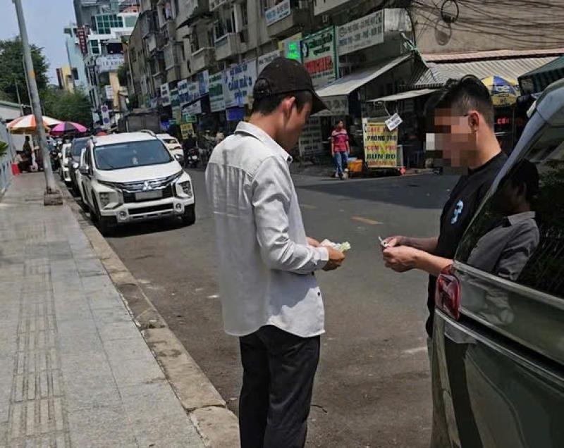 CSGT xử lý hàng chục ô tô dừng đỗ quanh Bệnh viện Đại học Y Dược TP.HCM- Ảnh 4.