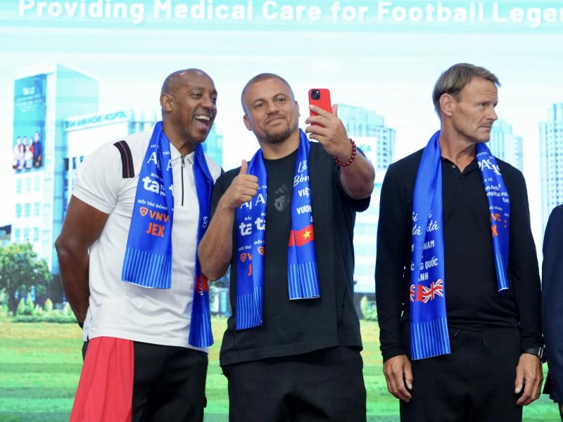 Teddy Sheringham và các huyền thoại ‘Man đỏ’ tạo ấn tượng mạnh tại Bệnh viện đa khoa Tâm Anh - Ảnh 2. Teddy Sheringham và các huyền thoại ‘Man đỏ’ tạo ấn tượng mạnh tại Bệnh viện đa khoa Tâm Anh - Ảnh 2.