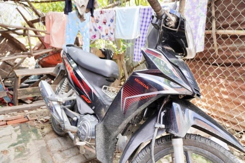 Bệnh viện Mắt TP.HCM tặng xe máy cho ông lão bán vé số 'nuôi 10 miệng ăn'- Ảnh 8.
