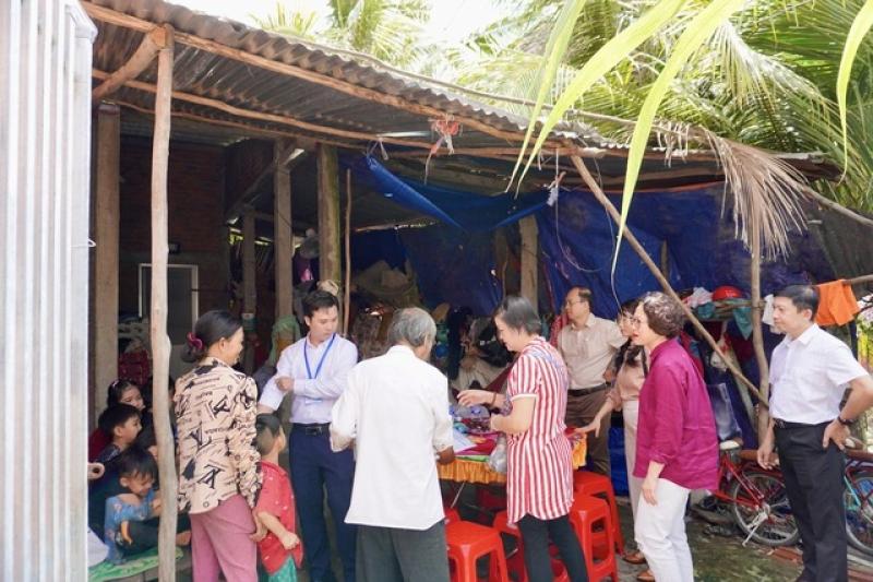 Bệnh viện Mắt TP.HCM tặng xe máy cho ông lão bán vé số 'nuôi 10 miệng ăn'- Ảnh 12.