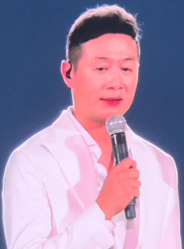 MC Anh Tuấn liều lĩnh 'cháy' cùng dàn 'Anh trai vượt ngàn chông gai'   - Ảnh 4.