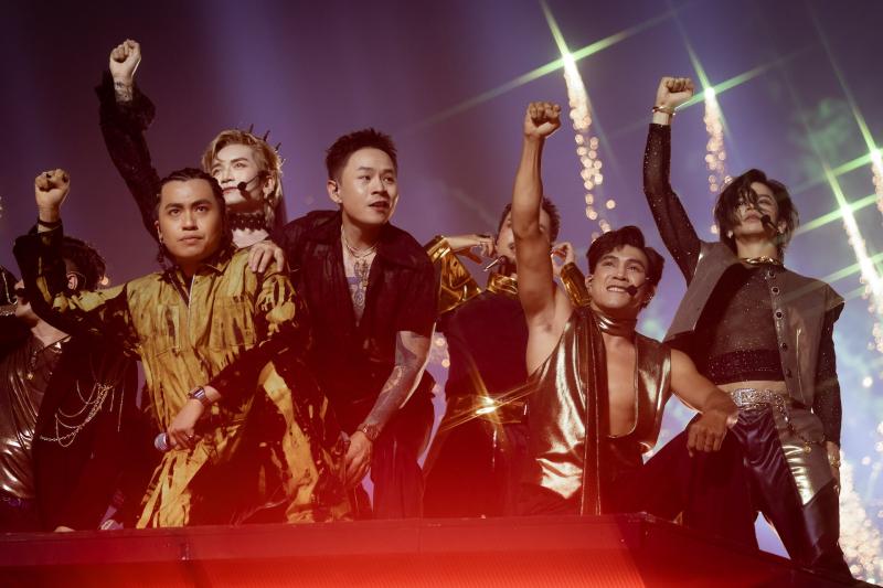 MC Anh Tuấn liều lĩnh 'cháy' cùng dàn 'Anh trai vượt ngàn chông gai'   - Ảnh 7.