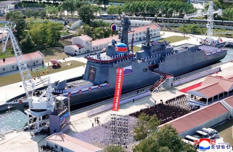 Ông Kim Jong-un thị sát tàu khu trục mới, tiết lộ kế hoạch đóng thêm chiến hạm- Ảnh 2.
