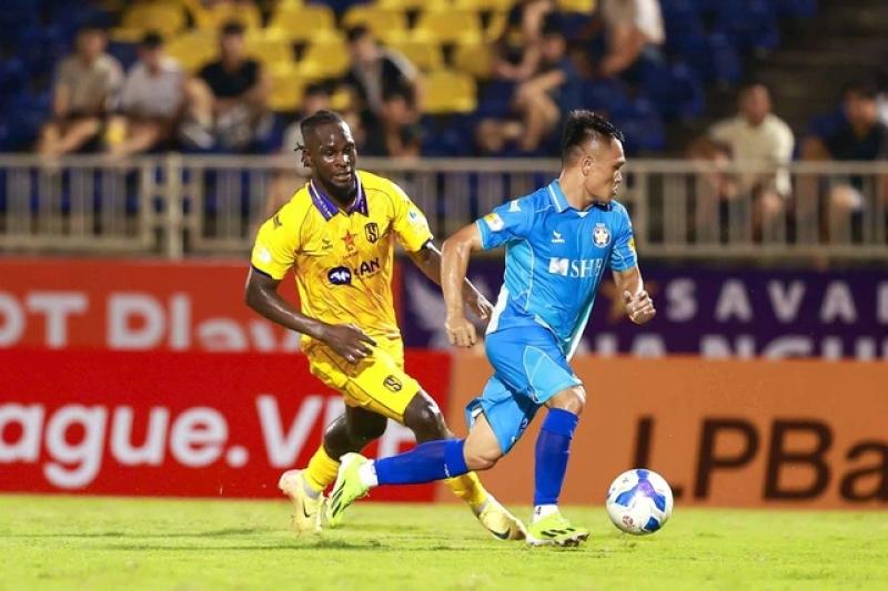 V-League vòng ‘hồi hộp’: Sóng gió miền Trung, khó lường cuộc chiến tay ba- Ảnh 1. V-League vòng ‘hồi hộp’: Sóng gió miền Trung, khó lường cuộc chiến tay ba- Ảnh 1.