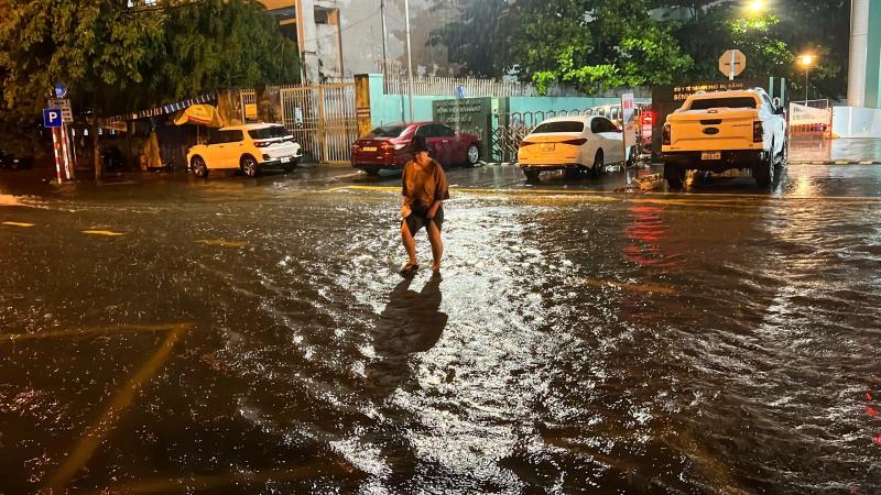 Mưa lớn do bão số 1, nhiều tuyến phố ở Đà Nẵng ngập sâu trong đêm- Ảnh 3.