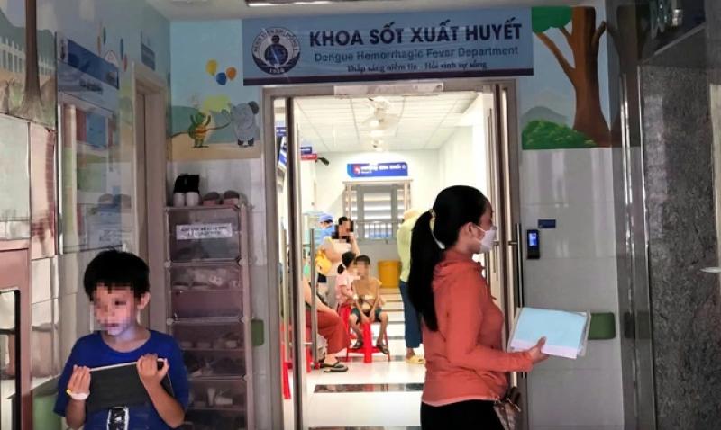 Cảnh báo trẻ nhập viện do sốt xuất huyết tăng mạnh vào mùa mưa- Ảnh 1.