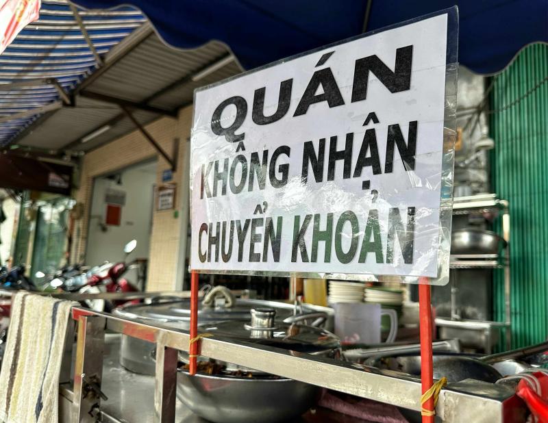 'Nhận chuyển khoản, không né thuế': Thông báo của một quán ở TP.HCM gây thích thú - Ảnh 1.