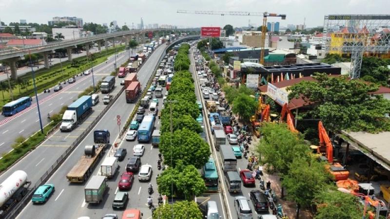 TP.HCM: Đang ùn ứ kéo dài khu vực ngã tư Thủ Đức - Ảnh 1.