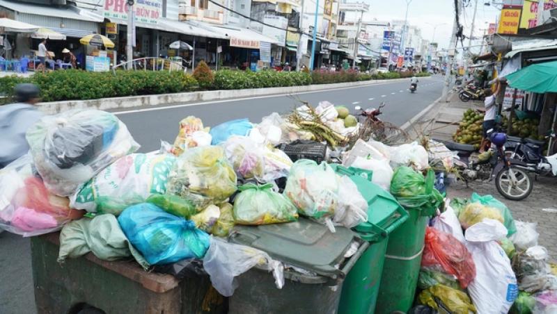 Nhà máy xử lý rác ngưng nhận rác, Cà Mau 'hỏa tốc' mở bãi rác tạm- Ảnh 1.