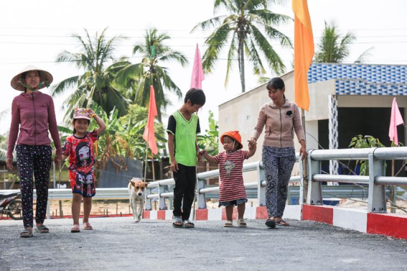 Đổi thay từ những cây cầu: Báo Thanh Niên mang lại hy vọng cho bà con khó khăn - Ảnh 3. Đổi thay từ những cây cầu: Báo Thanh Niên mang lại hy vọng cho bà con khó khăn - Ảnh 3.