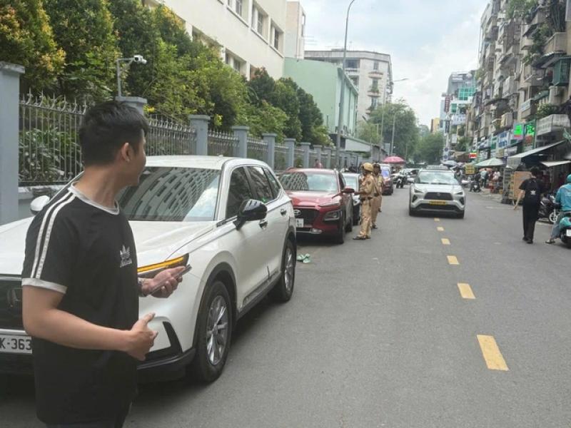 CSGT xử lý hàng chục ô tô dừng đỗ quanh Bệnh viện Đại học Y Dược TP.HCM- Ảnh 2.