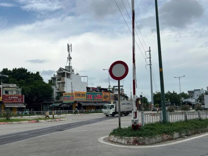 Băng ngang đường ray xe lửa, nhiều tài xế bị CSGT TP.HCM xử lý- Ảnh 2.