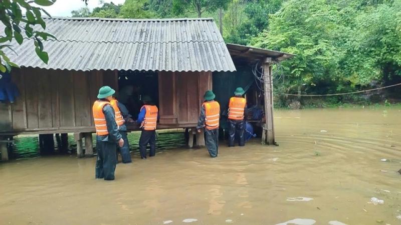 Quảng Bình di dời khẩn cấp 10 hộ dân do mưa lũ gây cô lập - Ảnh 2. Quảng Bình di dời khẩn cấp 10 hộ dân do mưa lũ gây cô lập - Ảnh 2.
