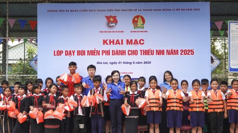 Trang bị kỹ năng sống, trao quà cho thiếu nhi  - Ảnh 1.