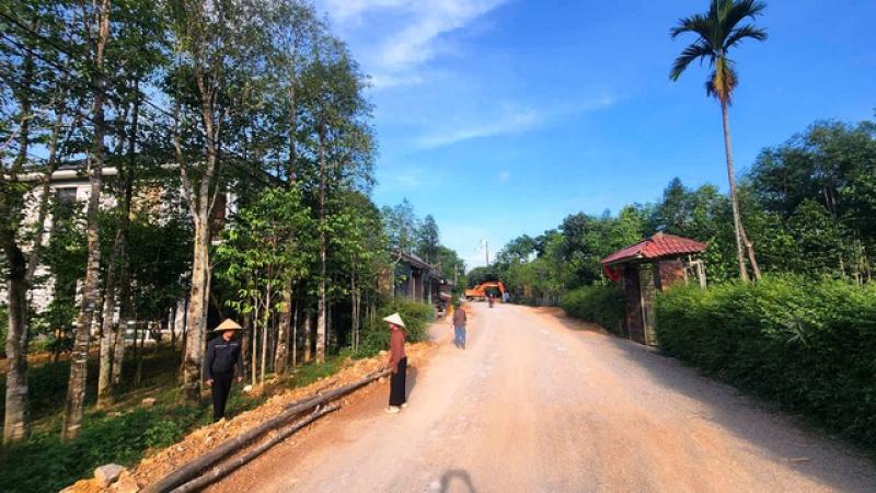 Dân chặn thi công đường huyện do thiếu mương thoát nước- Ảnh 1. Dân chặn thi công đường huyện do thiếu mương thoát nước- Ảnh 1.