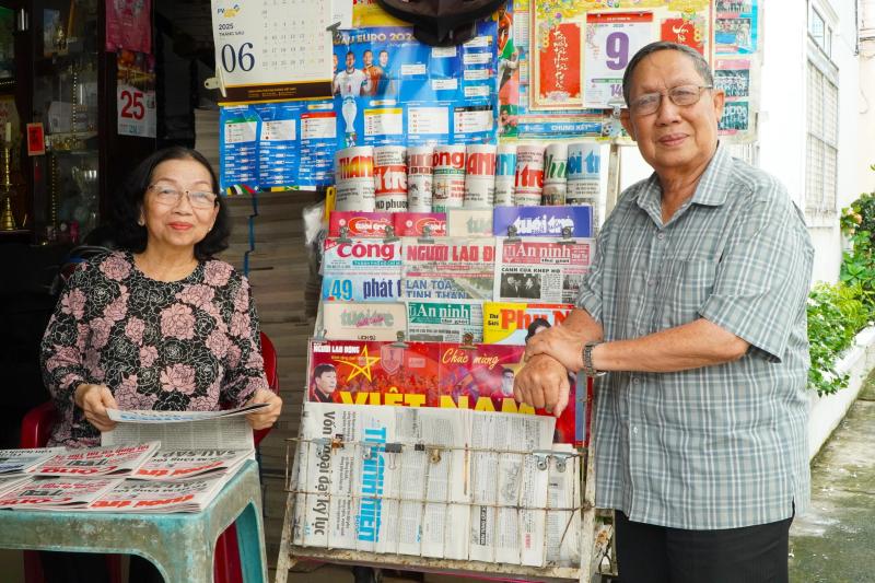 Sạp báo núp hẻm 'độc lạ Cần Thơ': Mỗi ngày chỉ bán 60 - 70 tờ - Ảnh 1.