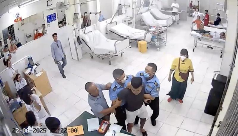 Tạm giữ đối tượng tấn công điều dưỡng viên tại Bệnh viện đa khoa Khánh Hòa- Ảnh 1.