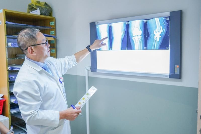 Thoái hóa khớp gối không còn là bệnh của người già - Ảnh 3.