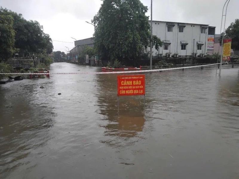 Bão số 1: Lốc xoáy làm tốc mái 30 căn nhà, nhiều hồ chứa xả tràn- Ảnh 4.