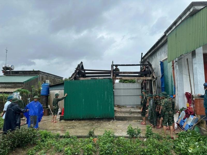Bão số 1: Lốc xoáy làm tốc mái 30 căn nhà, nhiều hồ chứa xả tràn- Ảnh 3.