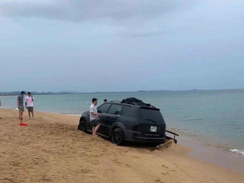 Thích thể hiện lái ô tô xuống biển, nhiều tài xế nhận phạt nặng - Ảnh 4.