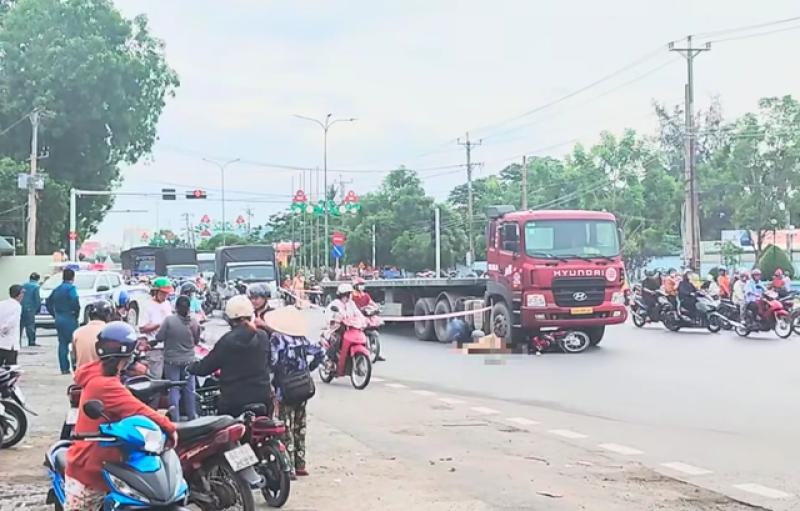 Xe đầu kéo cuốn xe máy vào gầm ở giao lộ, người phụ nữ tử vong- Ảnh 1.