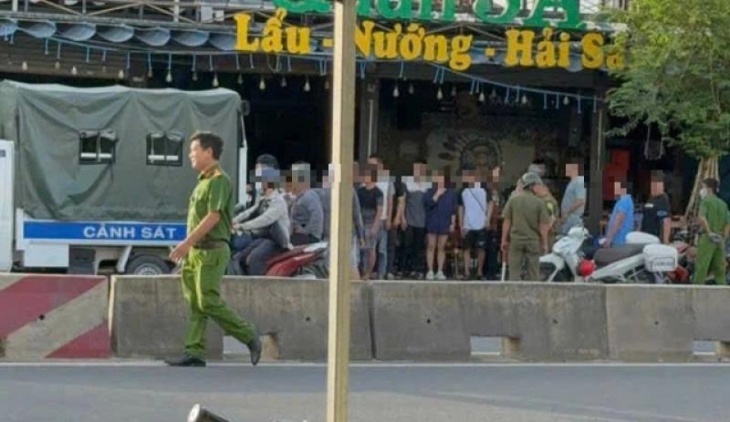 Công an dựng lại hiện trường vụ xô xát trong quán ăn ở Hóc Môn- Ảnh 1.