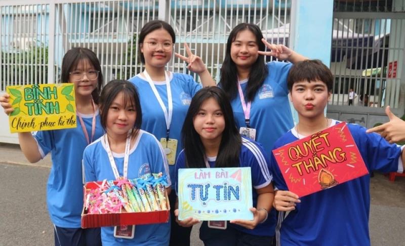Tình nguyện viên thót tim kể lại phút chạy đua mang giấy tờ cho thí sinh - Ảnh 6.