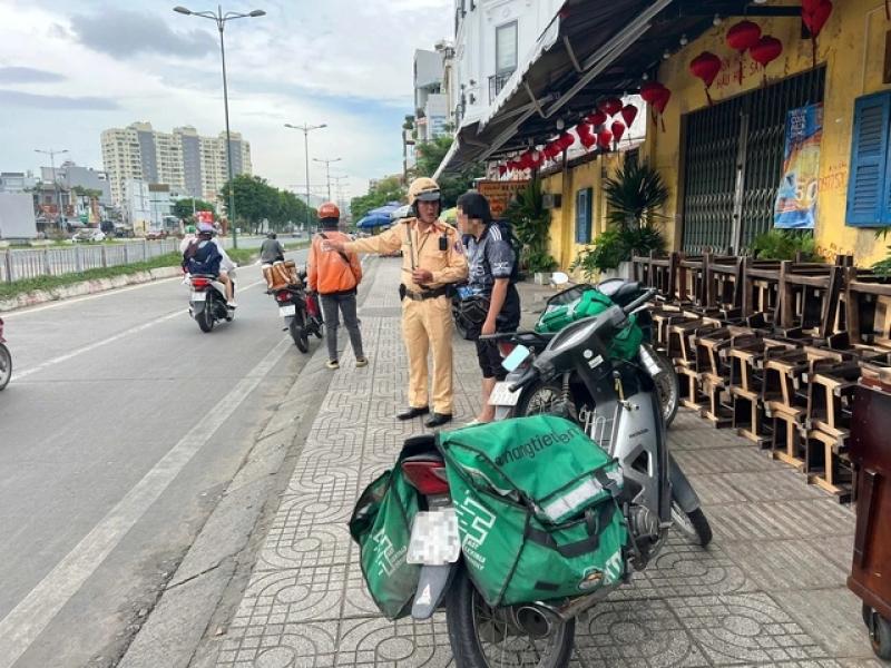 Băng ngang đường ray xe lửa, nhiều tài xế bị CSGT TP.HCM xử lý- Ảnh 3.