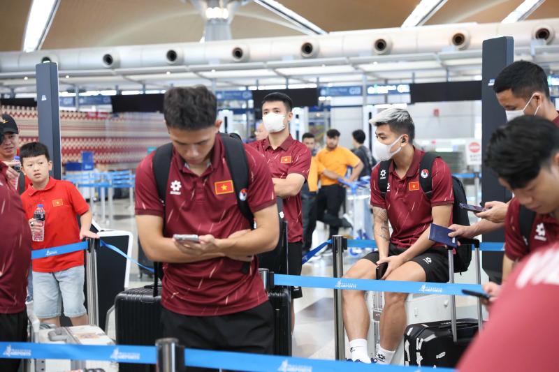 Đội tuyển Việt Nam trầm lắng về nước sau nỗi buồn thất bại, HLV Kim Sang-sik vỗ về học trò- Ảnh 5. Đội tuyển Việt Nam trầm lắng về nước sau nỗi buồn thất bại, HLV Kim Sang-sik vỗ về học trò- Ảnh 5.
