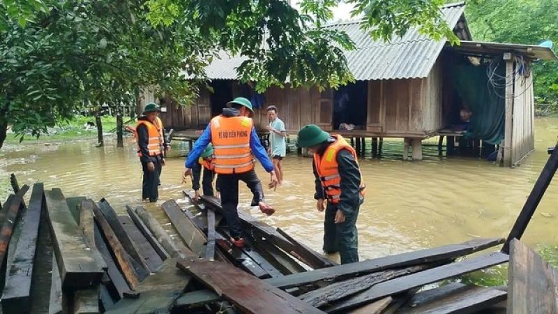 Quảng Bình di dời khẩn cấp 10 hộ dân do mưa lũ gây cô lập - Ảnh 1. Quảng Bình di dời khẩn cấp 10 hộ dân do mưa lũ gây cô lập - Ảnh 1.