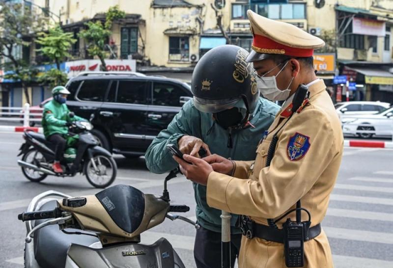 Hành vi vượt xe 'vô tội vạ' bị phạt nặng ra sao? - Ảnh 2.