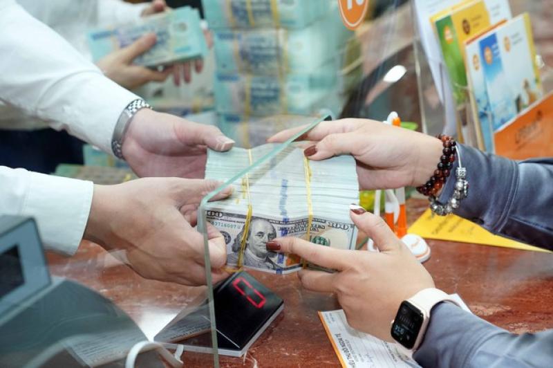 Giá USD hôm nay 13.6.2025: Trong nước đứng ở mức cao, thế giới giảm sâu- Ảnh 1.