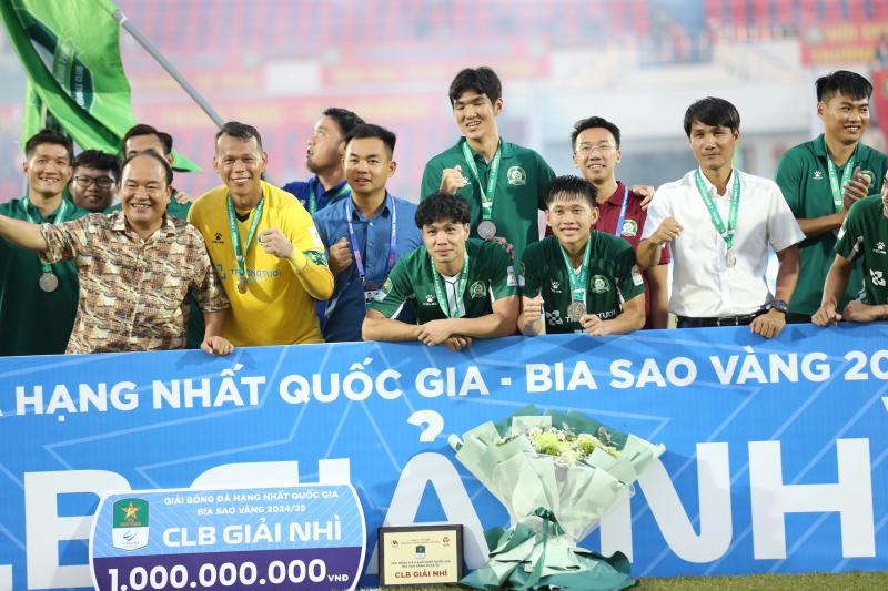 CLB Bình Phước của Công Phượng được treo thưởng khủng 10 tỉ đồng trận play-off: Khát vọng V-League!- Ảnh 1.