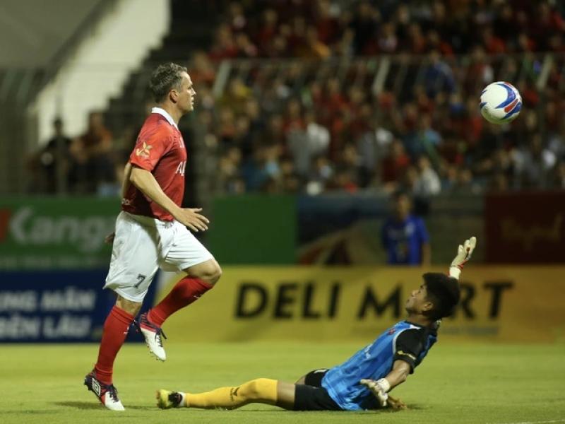 Michael Owen, Lê Huỳnh Đức cùng tỏa sáng trong ngày huyền thoại M.U giành chiến thắng ở Đà Nẵng- Ảnh 1.
