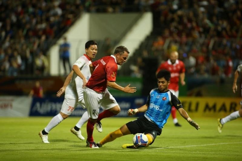 Michael Owen, Lê Huỳnh Đức cùng tỏa sáng trong ngày huyền thoại M.U giành chiến thắng ở Đà Nẵng- Ảnh 2.
