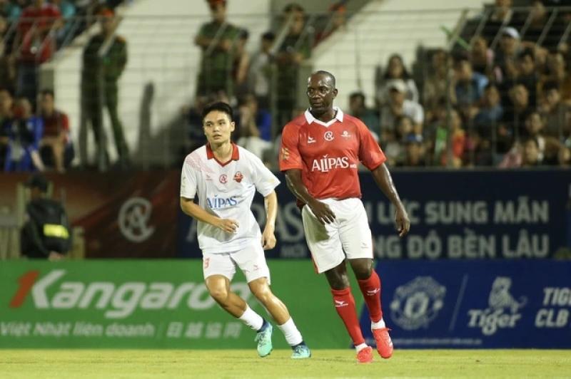 Michael Owen, Lê Huỳnh Đức cùng tỏa sáng trong ngày huyền thoại M.U giành chiến thắng ở Đà Nẵng- Ảnh 11.