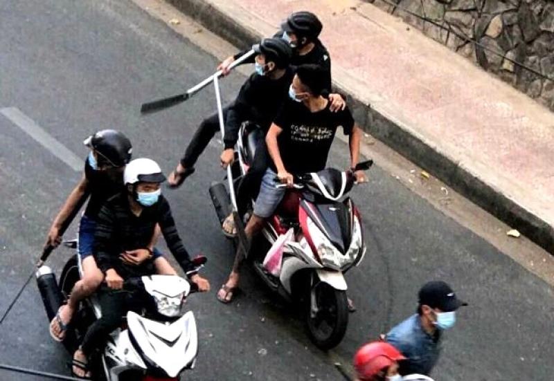Đuổi chém nhau chưa thành nhưng đối phương đã nhảy cầu tử vong, phạm tội gì?- Ảnh 1.