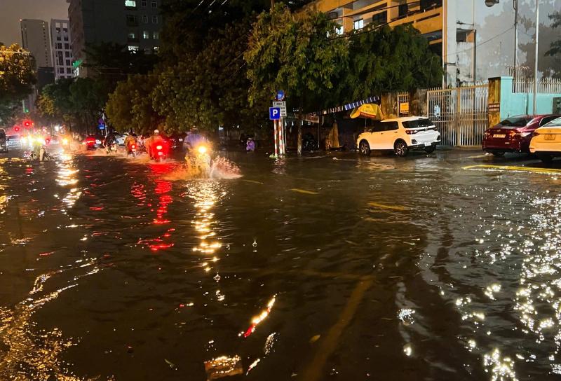 Mưa lớn do bão số 1, nhiều tuyến phố ở Đà Nẵng ngập sâu trong đêm- Ảnh 2.