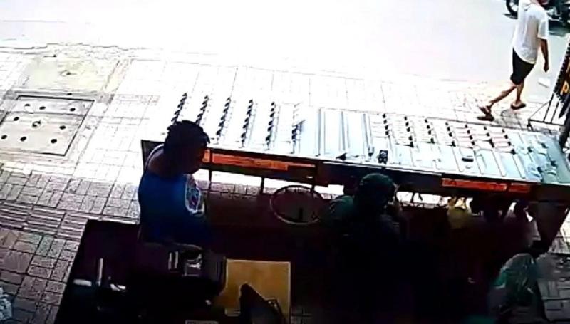 TP.HCM: Mãi bấm điện thoại, cửa hàng bị lấy trộm 812 tờ vé số- Ảnh 1.