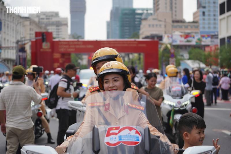 Nữ CSGT dẫn đoàn duy nhất lái siêu mô tô trong 'Vinh quang Công an nhân dânVN'  - Ảnh 6.