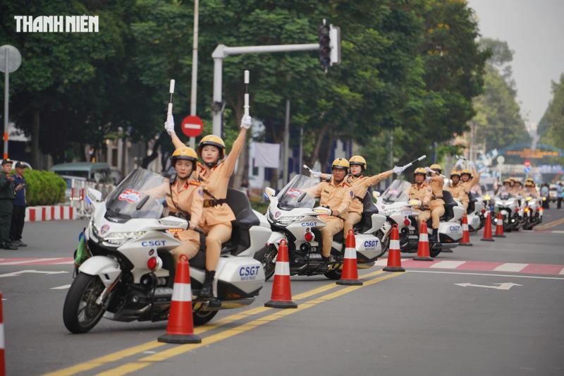 Nữ CSGT dẫn đoàn duy nhất lái siêu mô tô trong 'Vinh quang Công an nhân dânVN'  - Ảnh 5.