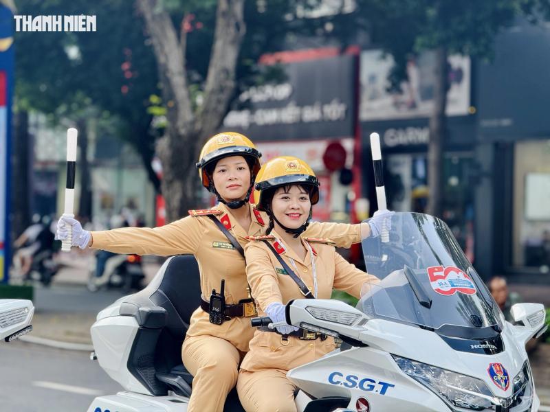 Nữ CSGT dẫn đoàn duy nhất lái siêu mô tô trong 'Vinh quang Công an nhân dânVN'  - Ảnh 7.