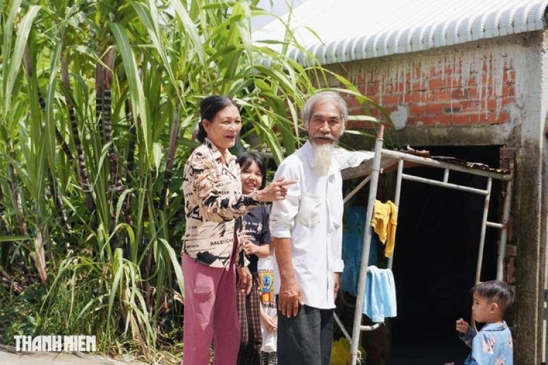 Bệnh viện Mắt TP.HCM tặng xe máy cho ông lão bán vé số 'nuôi 10 miệng ăn'- Ảnh 2.