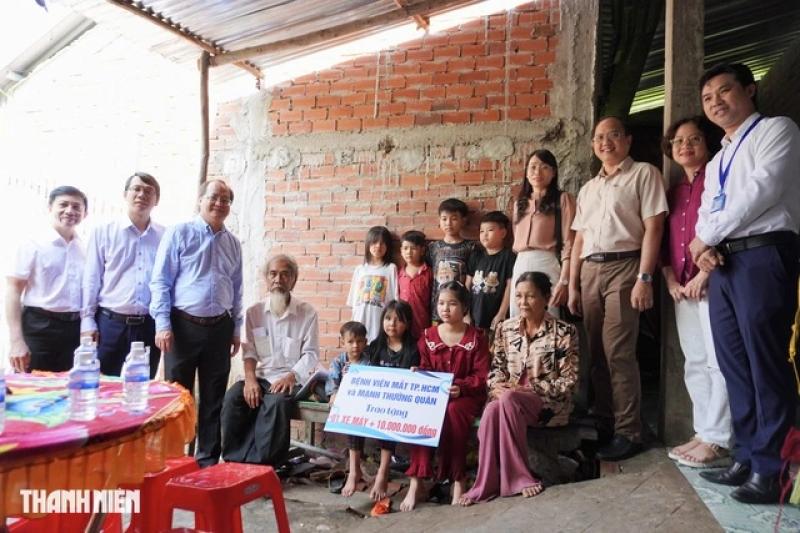 Bệnh viện Mắt TP.HCM tặng xe máy cho ông lão bán vé số 'nuôi 10 miệng ăn'- Ảnh 6.