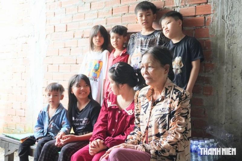 Bệnh viện Mắt TP.HCM tặng xe máy cho ông lão bán vé số 'nuôi 10 miệng ăn'- Ảnh 5.