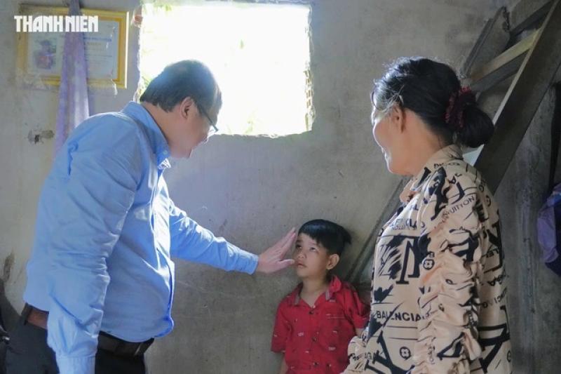 Bệnh viện Mắt TP.HCM tặng xe máy cho ông lão bán vé số 'nuôi 10 miệng ăn'- Ảnh 4.