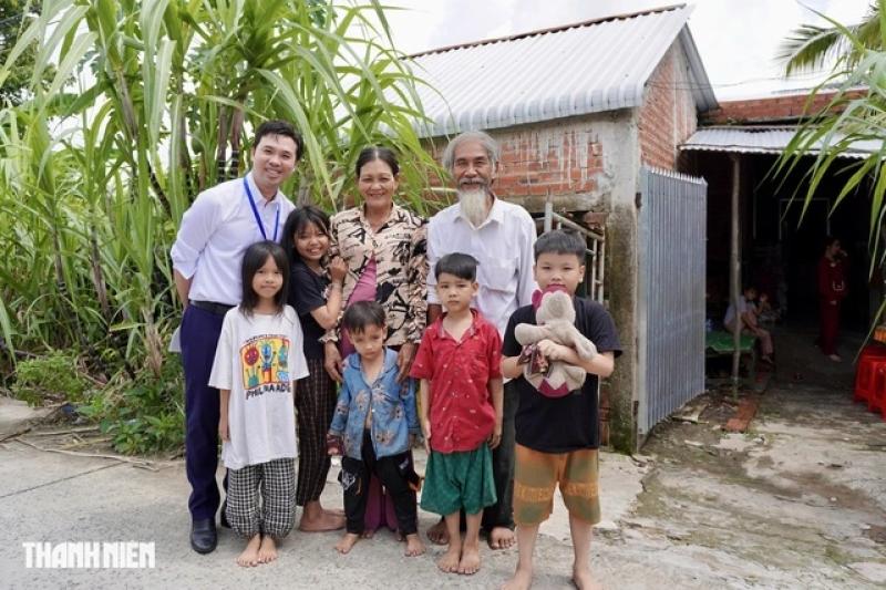 Bệnh viện Mắt TP.HCM tặng xe máy cho ông lão bán vé số 'nuôi 10 miệng ăn'- Ảnh 7.