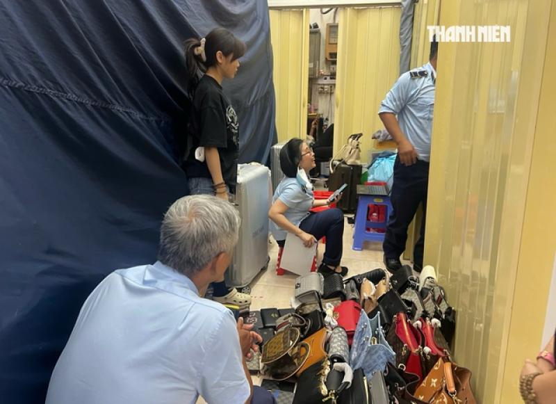 TP.HCM: Kiểm tra Saigon Square vẫn phát hiện nhiều sản phẩm nghi hàng giả- Ảnh 1.
