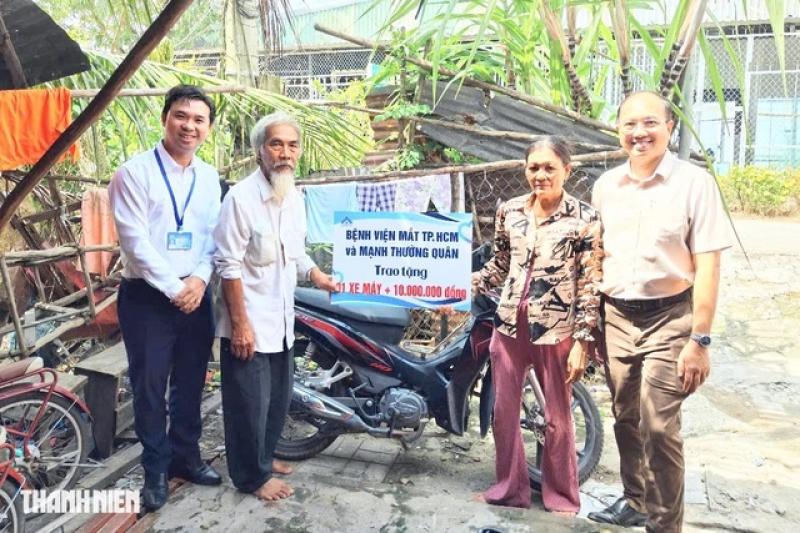 Bệnh viện Mắt TP.HCM tặng xe máy cho ông lão bán vé số 'nuôi 10 miệng ăn'- Ảnh 11.